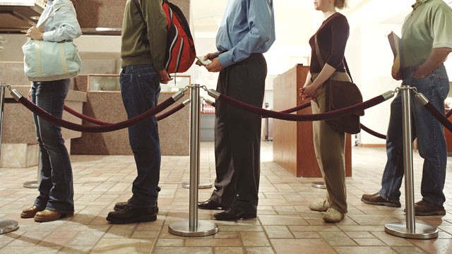 Para su comodidad, ponemos a su servicio el cambio de cheques
					de gobierno, con una tasa de interés del 1% sobre el monto del cheque. Ya no haga filas interminables, lo esperamos en
					nuestras sucursales en nuestros horarios corridos y extendidos, mejor que en cualquier banco