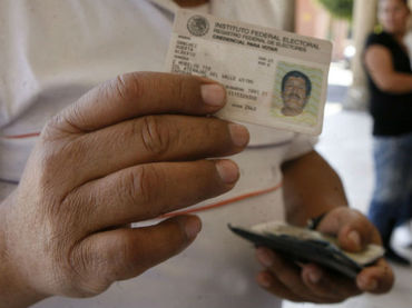 Presentar una identificación oficial vigente con fotografía como
					cualquiera de las siguientes:  <ul>
										<li>Credencial de elector</li>
										<li>Pasaporte</li>
					                                        <li>Cédula profesional</li>
					                                        <li>Cartilla militar liberada</li>
									</ul> <b> ORIGINAL Y COPIA </b>